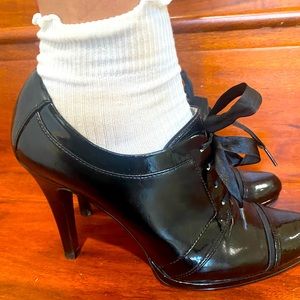 Tahari, lace up Oxford ankle boots, size 9,